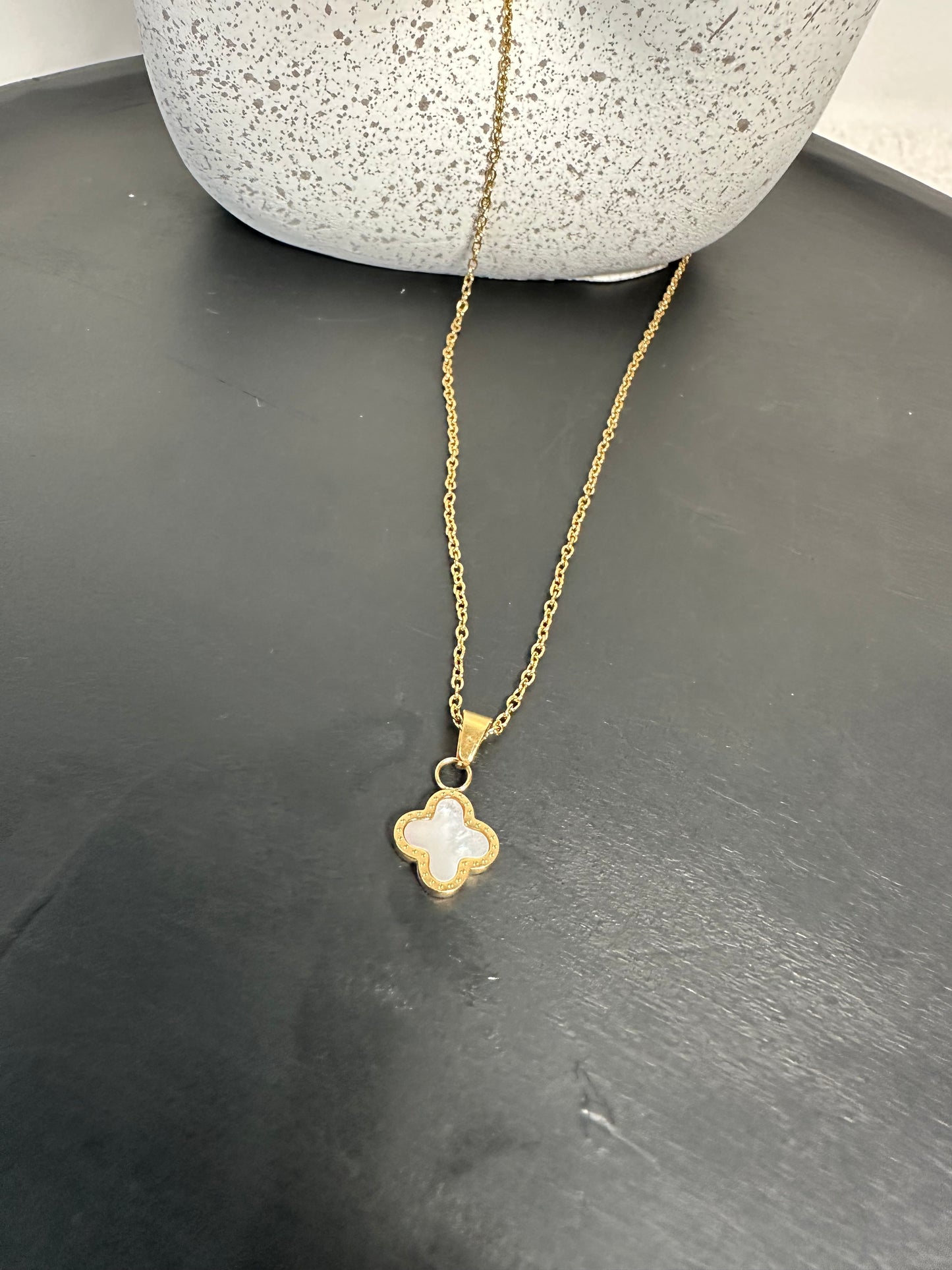 Collier trèfle nacré